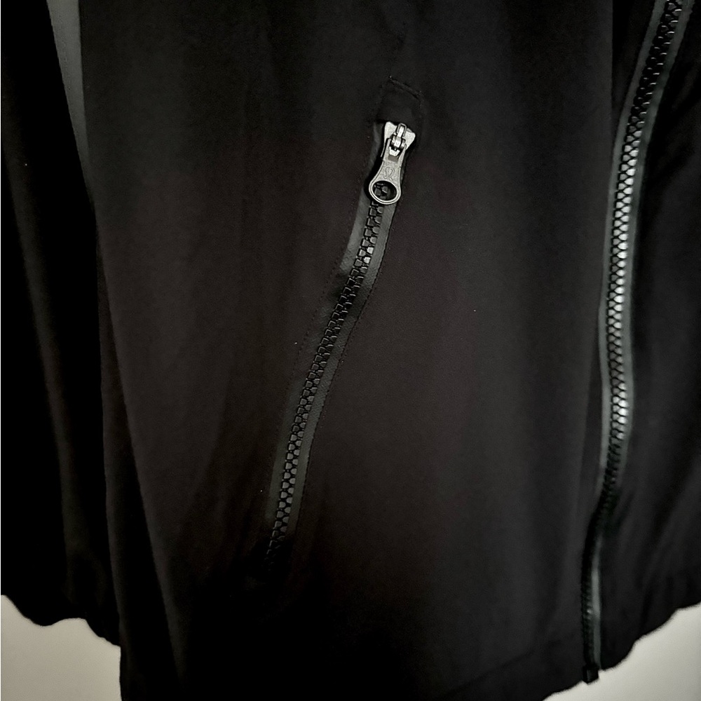 Lululemon Woman’s Nylon Lightweight Hooded Jacket, Size 4 - Picture 2 of 8